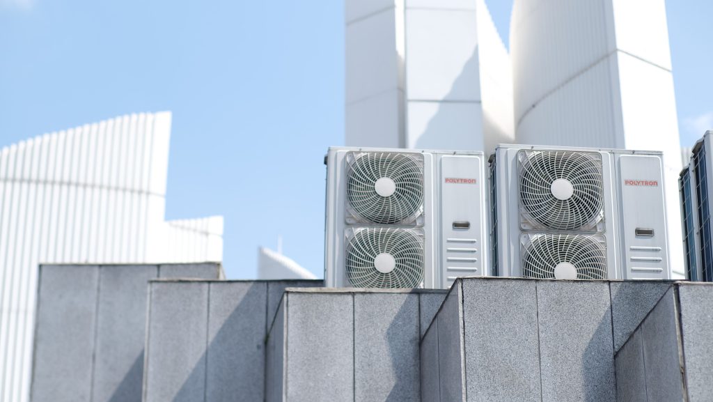 Unités de climatisation sur toiture urbaine