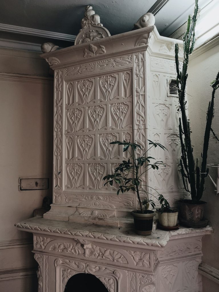 Cheminée en pierre dans une maison ancienne