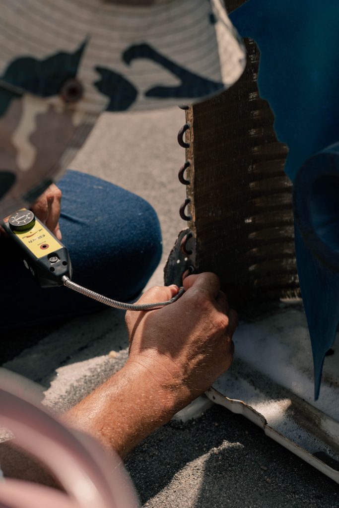 Technicien réparant un climatiseur