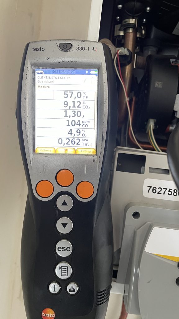 Contrôle et réglage de la combustion sur chaudière par un technicien Chauffelite